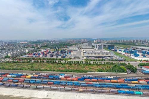 重庆国际物流枢纽园区运行繁忙