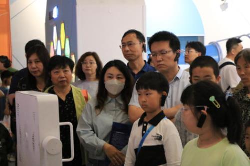 “群星闪耀的夜空——致敬科技工作者”专场活动在山东省科技馆举办