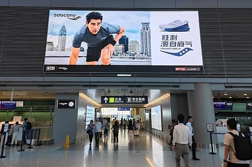 穿索康尼的彭于晏闪现上海机场