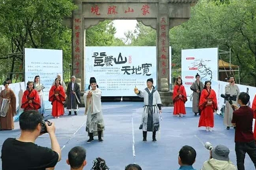 平邑县群众性小戏小剧展演暨沂蒙山龟蒙景区“登蒙山·天地宽”行浸式演出启动仪式举行