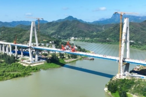 产经观察：湖北十巫北高速汉江特大桥顺利合龙
