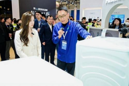 AWE现场直击｜陈梦探展海信洗衣机，对全球首台4合1热泵洗烘一体机连连称赞