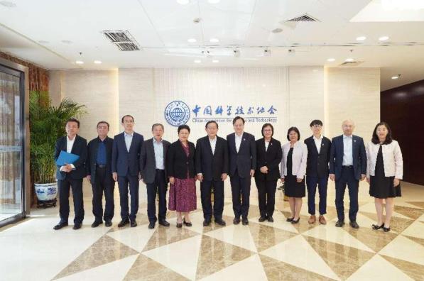 万钢会见香港中文大学校长卢煜明