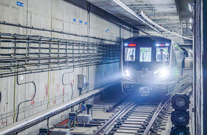 国内首条穿越泉域岩溶区地铁试运行